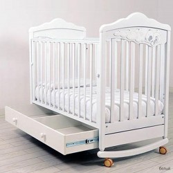Детская кроватка для новорожденного на колёсиках с качалкой и ящиком Angela Bella Изабель